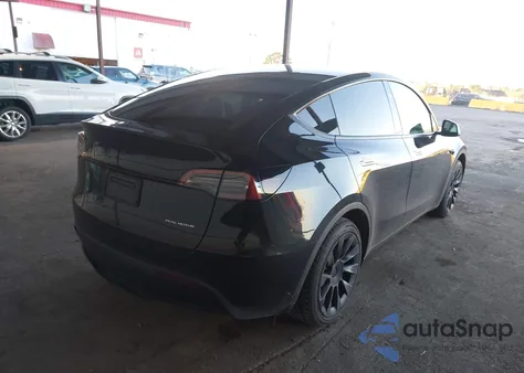 2024 Tesla Model Y Long Range Dual Motor All-Wheel Drive z USA, uszkodzony, nr VIN 7SAYGDEE6RF986520